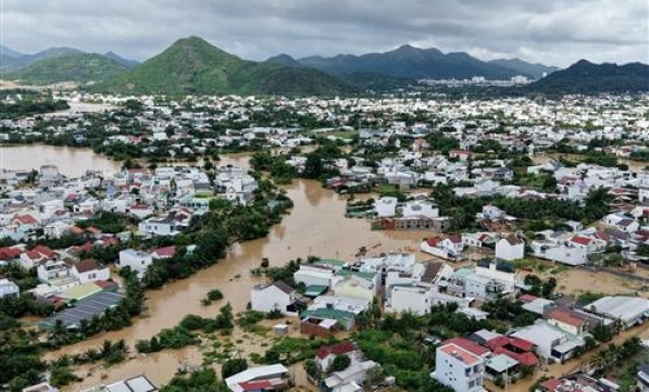 2025 MIỀN TRUNG VÀ TÂY NGUYÊN OẰN MÌNH GÁNH THIÊN TAI. TẠI SAO? TƯƠNG LAI NÀO CHO CHÚNG TA?